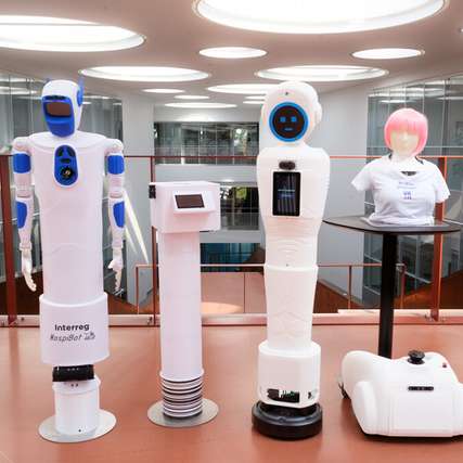 Roboter im Krankenhaus: Das Forschungsteam präsentiert Ergebnisse des Projekts HospiBot. 