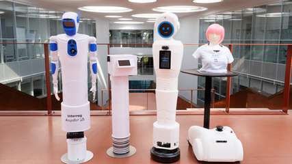 Roboter im Krankenhaus: Das Forschungsteam präsentiert Ergebnisse des Projekts HospiBot. 