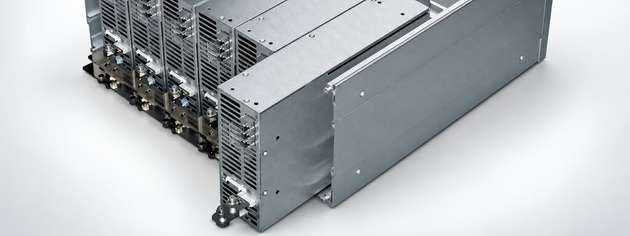 Parallelgeschaltete Cotek-AEK-3000-Netzteilmodule von Burger Engineering.