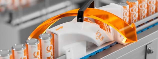 Der 3D-gedruckte Produktwender mit verdrehter Führungskontur ist für Dosen auf Förderbändern geeignet.