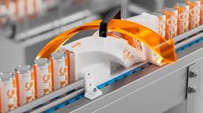 Der 3D-gedruckte Produktwender mit verdrehter Führungskontur ist für Dosen auf Förderbändern geeignet.