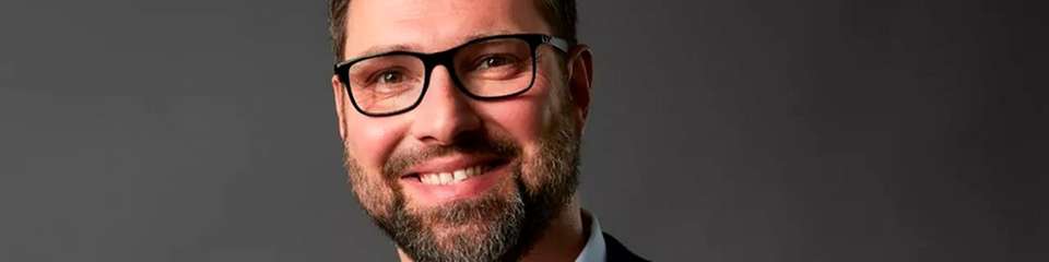 Peter Schippel ist seit 2023 bei Assa Abloy Sicherheitstechnik tätig. Als Business Development Manager KRITIS verantwortet er derzeit die Kundenberatung in Süddeutschland mit Fokus auf Groß- und Mittelstandsunternehmen aus dem Bereich kritischer Infrastrukturen. Seine Schwerpunkte liegen auf Zutrittslösungen sowie auf branchenspezifischen Vorgaben und Richtlinien der Sicherheitstechnik für alle KRITIS-Sektoren. Der gelernte Elektroinstallateur und Groß- und Außenhandelskaufmann verfügt über rund 25 Jahre Erfahrung in der Kundenberatung zu unterschiedlichsten Fragestellungen.