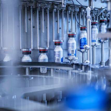 Der KHS Innofill Glass DNRF ist ein Langrohrfüller für niedrige Sauerstoffeinträge im Abfüllprozess.