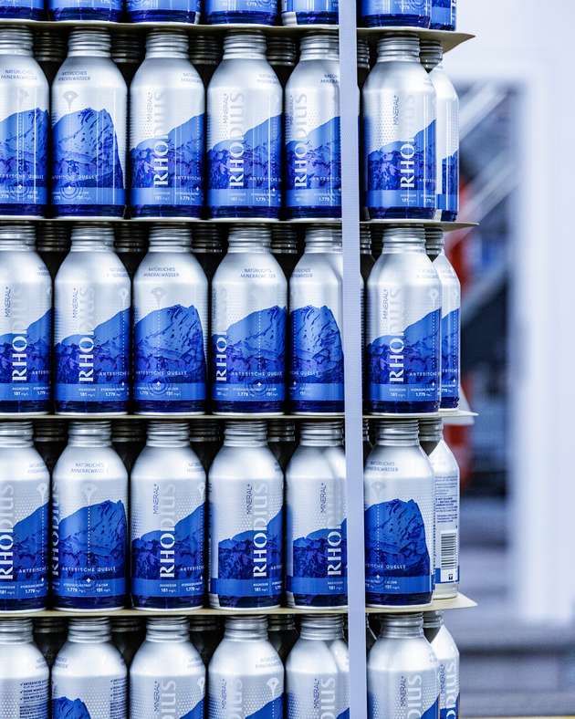 Rhodius bezieht die wiederverschließbaren Aluminiumflaschen bereits lackiert aus Japan. Die Verarbeitung der leeren Behälter übernimmt der Abräumer KHS Innopal MPH.  