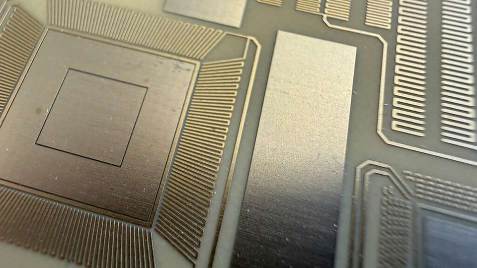 Das Drahtbonden ist als Kontaktierungstechnik in der Halbleiterindustrie und Mikroelektronik etabliert. Eine Voraussetzung für gute Verbindungen sind bedarfsgerecht saubere Oberflächen.