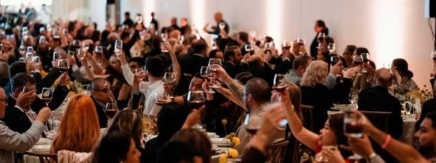 CEO Philip Harting und Jon DeSouza, Vorstand Marketing und Sales, sprachen beim Jubiläumsfest im Art Institute of Chicago. Gemeinsam mit Mitarbeitenden, Kunden und Partnern feierten sie 40 Jahre Harting in den USA.