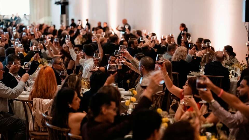 CEO Philip Harting und Jon DeSouza, Vorstand Marketing und Sales, sprachen beim Jubiläumsfest im Art Institute of Chicago. Gemeinsam mit Mitarbeitenden, Kunden und Partnern feierten sie 40 Jahre Harting in den USA.