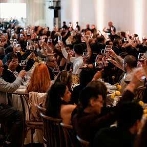 CEO Philip Harting und Jon DeSouza, Vorstand Marketing und Sales, sprachen beim Jubiläumsfest im Art Institute of Chicago. Gemeinsam mit Mitarbeitenden, Kunden und Partnern feierten sie 40 Jahre Harting in den USA.