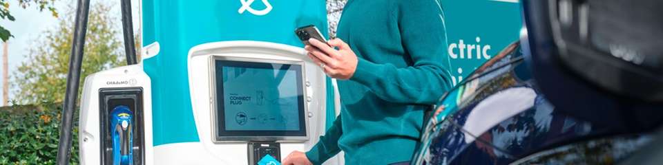 Aus Sicht vieler E-Auto-Fahrer gewinnt die öffentliche Ladeinfrastruktur an Qualität und Elektroautos werden immer häufiger für Langstrecken genutzt.