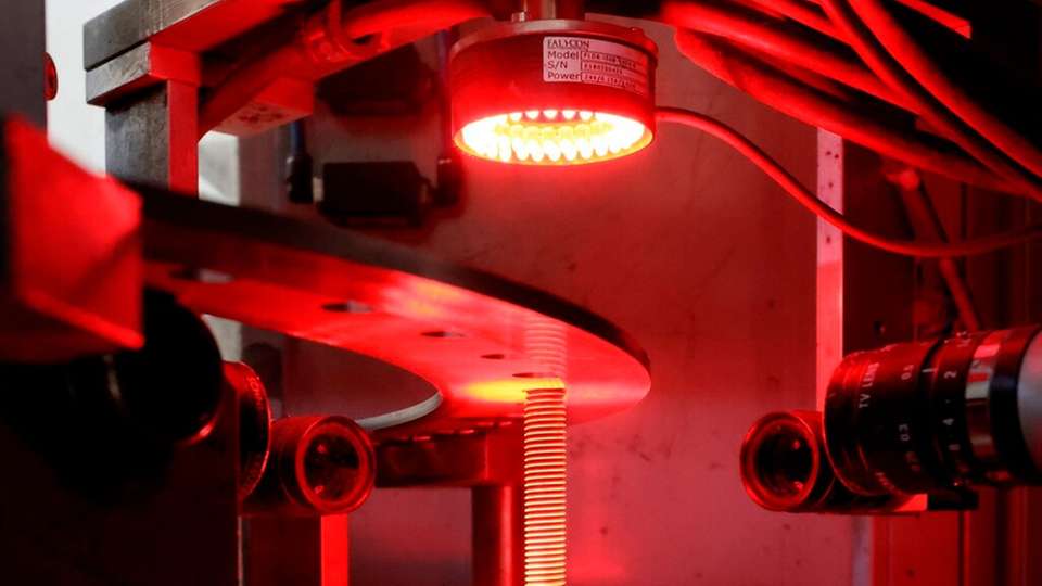 Automatisierte optische Bauteilprüfung: Eine Schraube wird auf einem Drehteller unter Auflicht Beleuchtung rundum erfasst. Dies bildet die Grundlage für die KI-gestützte Verbesserung des Prüfprozesses.