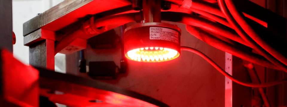 Automatisierte optische Bauteilprüfung: Eine Schraube wird auf einem Drehteller unter Auflicht Beleuchtung rundum erfasst. Dies bildet die Grundlage für die KI-gestützte Verbesserung des Prüfprozesses.