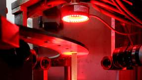 Automatisierte optische Bauteilprüfung: Eine Schraube wird auf einem Drehteller unter Auflicht Beleuchtung rundum erfasst. Dies bildet die Grundlage für die KI-gestützte Verbesserung des Prüfprozesses.