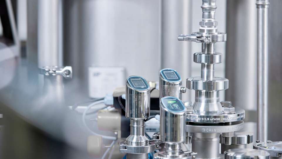 Die Compact Line ermöglicht die Integration von Druck-, Füllstands- und Grenzstandmessung auf kleinem Raum in hygienische Anlagen der Getränkeindustrie.