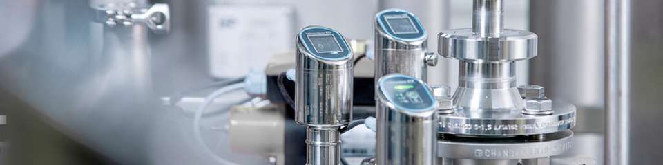 Die Compact Line ermöglicht die Integration von Druck-, Füllstands- und Grenzstandmessung auf kleinem Raum in hygienische Anlagen der Getränkeindustrie.