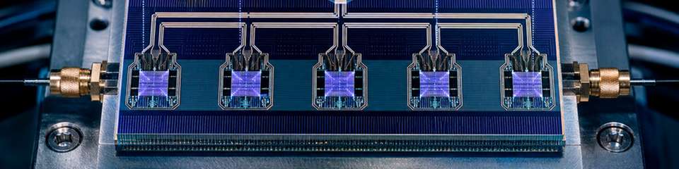 Fünf Silizium-Spin-Qubits werden über eine gemeinsame Mikrowellenleitung parallel gesteuert – ein Schritt hin zu skalierbaren Quantenprozessoren.