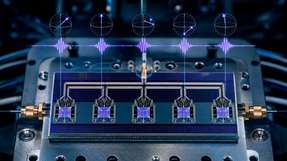Fünf Silizium-Spin-Qubits werden über eine gemeinsame Mikrowellenleitung parallel gesteuert – ein Schritt hin zu skalierbaren Quantenprozessoren.