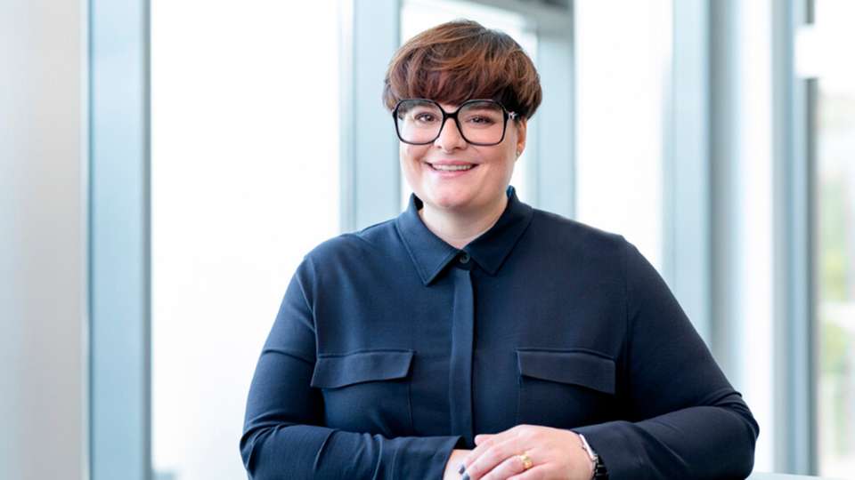 BU: „KI sorgt für Aufbruchstimmung bei Unternehmen, ist aber nur dann erfolgreich, wenn Daten konsistent und verknüpft vorliegen.“, erklärt Nathalie Kletti, Geschäftsführerin von MPDV.