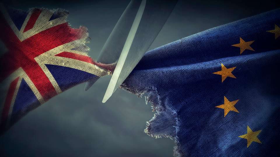 Zehn Jahre nach dem Brexit wächst das Geschäft, doch der Warenhandel schrumpft deutlich. 73 Prozent der Unternehmen wünschen sich weniger Bürokratie im Handel.