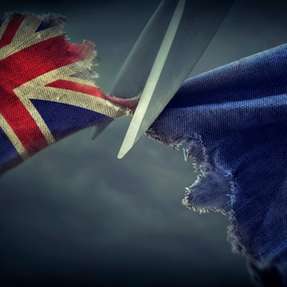 Zehn Jahre nach dem Brexit wächst das Geschäft, doch der Warenhandel schrumpft deutlich. 73 Prozent der Unternehmen wünschen sich weniger Bürokratie im Handel.