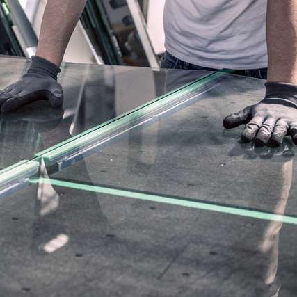 Mit dem leichteren Solarglas lässt sich Energie sparen. Die höhere Festigkeit ermöglicht eine dünnere und leichtere Verglasung für PV-Module.