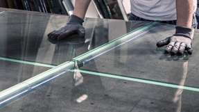 Mit dem leichteren Solarglas lässt sich Energie sparen. Die höhere Festigkeit ermöglicht eine dünnere und leichtere Verglasung für PV-Module.