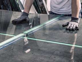 Mit dem leichteren Solarglas lässt sich Energie sparen. Die höhere Festigkeit ermöglicht eine dünnere und leichtere Verglasung für PV-Module.