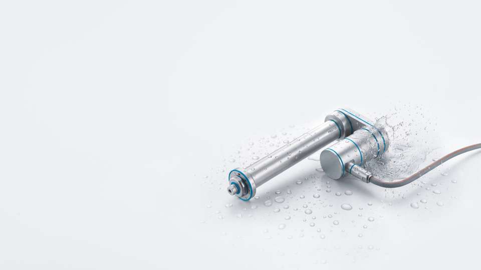EPRF-Elektrozylinder und EMMH-Servomotor aus Edelstahl bilden mit der passenden Motorleitung eine abgestimmte Hygienic-Design-Antriebslösung für anspruchsvolle Produktionsumgebungen.