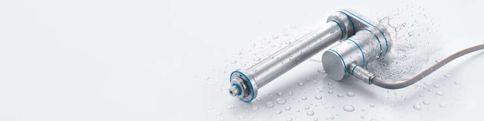 EPRF-Elektrozylinder und EMMH-Servomotor aus Edelstahl bilden mit der passenden Motorleitung eine abgestimmte Hygienic-Design-Antriebslösung für anspruchsvolle Produktionsumgebungen.