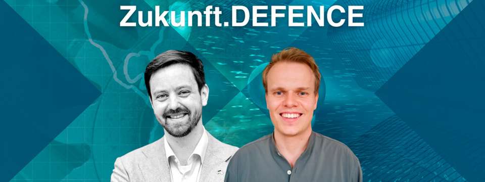 Mattia Nelles und Fedo Hagge-Kubat vom Deutsch-Ukrainischen Büro sprechen bei der Fachkonferenz Zukunft.DEFENCE über das Nutzer-Feedback einer ukrainischen Brigade.