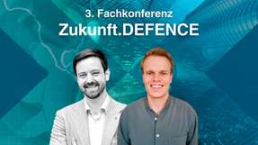 Mattia Nelles und Fedo Hagge-Kubat vom Deutsch-Ukrainischen Büro sprechen bei der Fachkonferenz Zukunft.DEFENCE über das Nutzer-Feedback einer ukrainischen Brigade.