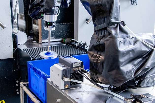 Der Vakuum-Erzeuger eignet sich für druckluftarme Produktion beispielsweise beim Be- und Entladen von Blechteilen in Vorformpressen und Fügemaschinen sowie beim Materialtransport in der Intralogistik.