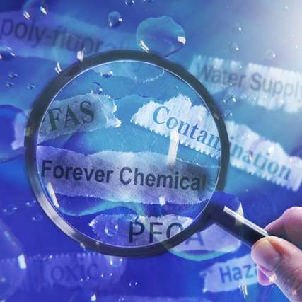 Eine palladiumbeschichtete Membran bindet PFAS-Moleküle und spaltet mithilfe von aktiviertem Wasserstoff die stabilen Kohlenstoff-Fluor-Bindungen auf.