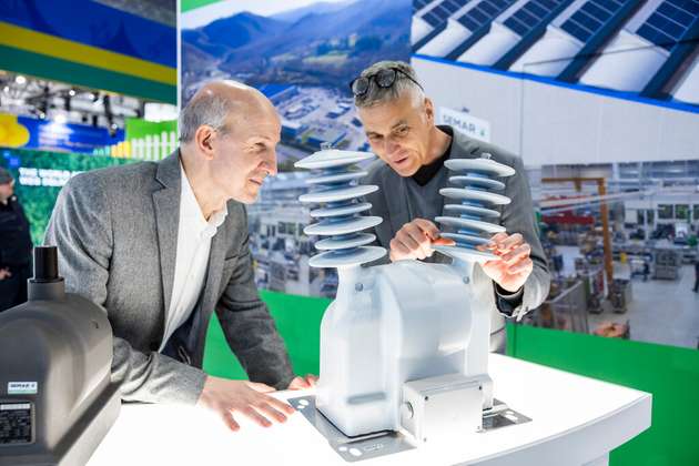 In Fabriken hängt viel davon ab, wie Energie bereitgestellt und genutzt wird. Der Ausstellungsbereich Industrial Energy zeigt, wie Unternehmen ihre Energie innerhalb des Werksgeländes sicher, kosteneffizient und CO2-arm nutzen können.