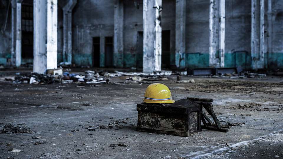 Eine Forsa-Studie zu Investitionen zeigt: Mehr als die Hälfte der produzierenden Industrie plant vorerst keine neue Produktion in Deutschland. Jedes dritte Unternehmen mit einem Umsatz von über 100 Millionen Euro verlagert oder baut ab.