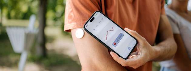 Ein drahtlos gesteuertes Implantat wandelt überschüssige Glukose elektrisch in Glukonat um. In Tests an diabetischen Mäusen ließ sich der Blutzuckerspiegel damit gezielt regulieren.