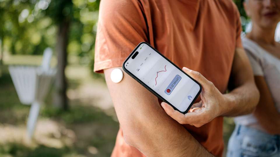 Ein drahtlos gesteuertes Implantat wandelt überschüssige Glukose elektrisch in Glukonat um. In Tests an diabetischen Mäusen ließ sich der Blutzuckerspiegel damit gezielt regulieren.