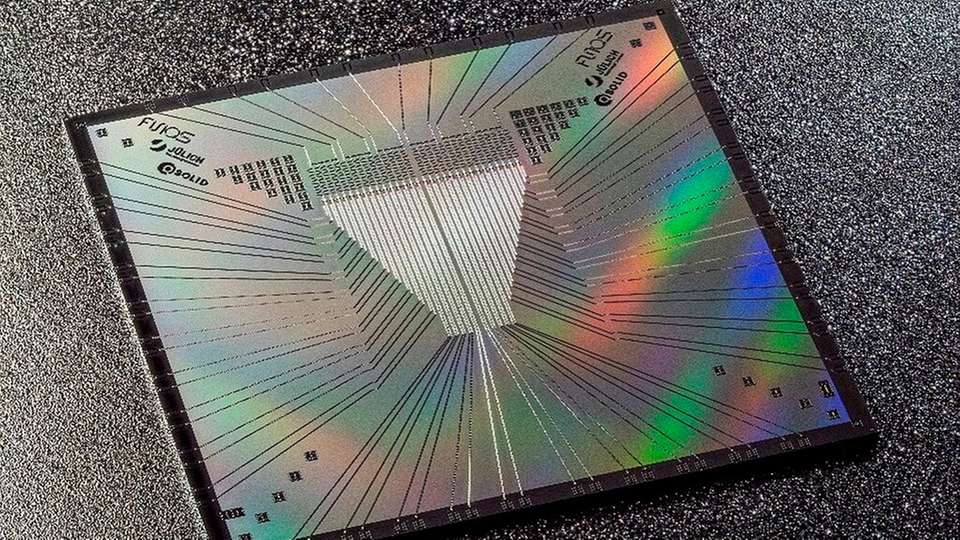 Ein 30-Qubit-Quantenchip aus dem QSolid-Projekt: Schnelle Quantengatter, kryogene Steuerelektronik und innovative Packaging-Lösungen sollen den Weg zu leistungsfähigeren und skalierbaren Quantenprozessoren ebnen.