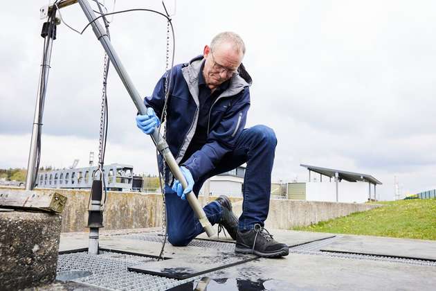 Ein Endress+Hauser Mitarbeiter überprüft den Zustand der optischen Messtechnik für die Delta-SAK-Messung.