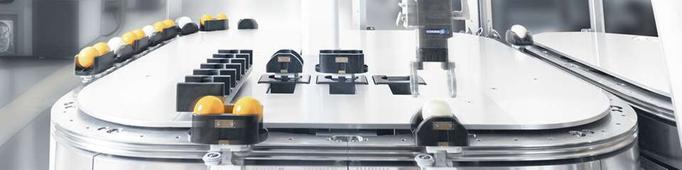Das Transportsystem ACOPOStrak von B&R kombiniert individuell steuerbare Werkstückträger mit einem Delta-Roboter und ermöglicht flexible, dynamische Verpackungsprozesse.