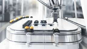 Das Transportsystem ACOPOStrak von B&R kombiniert individuell steuerbare Werkstückträger mit einem Delta-Roboter und ermöglicht flexible, dynamische Verpackungsprozesse.