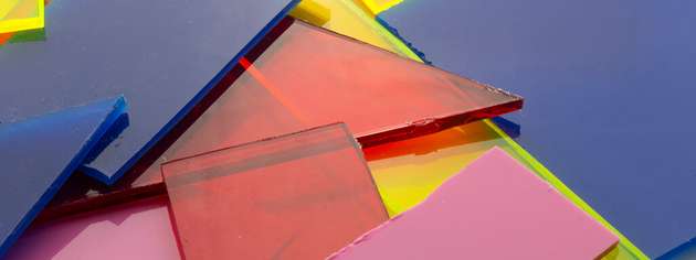 Farbiges Acrylglas könnte künftig dank einer neuen Methode von ETH-Materialforschenden fast vollständig chemisch rezykliert werden. 