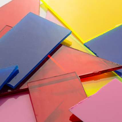 Farbiges Acrylglas könnte künftig dank einer neuen Methode von ETH-Materialforschenden fast vollständig chemisch rezykliert werden. 