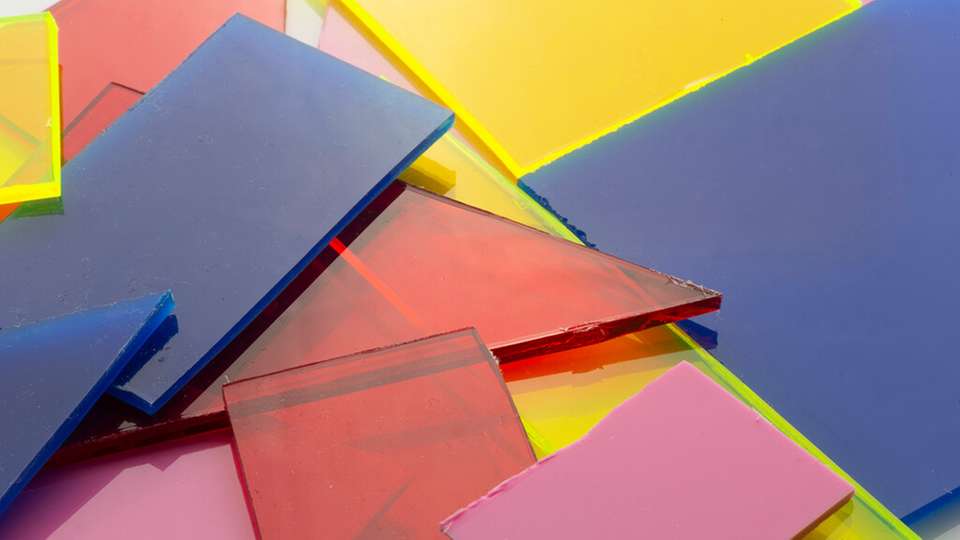 Farbiges Acrylglas könnte künftig dank einer neuen Methode von ETH-Materialforschenden fast vollständig chemisch rezykliert werden. 