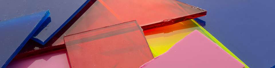 Farbiges Acrylglas könnte künftig dank einer neuen Methode von ETH-Materialforschenden fast vollständig chemisch rezykliert werden. 