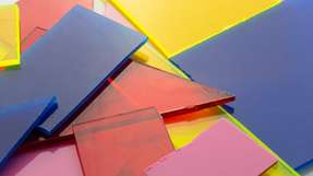 Farbiges Acrylglas könnte künftig dank einer neuen Methode von ETH-Materialforschenden fast vollständig chemisch rezykliert werden. 
