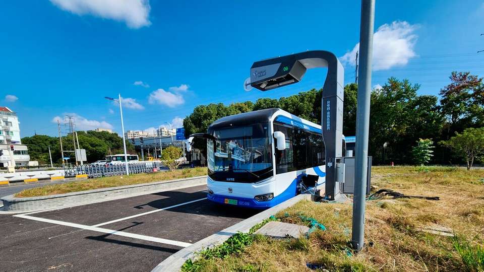 Der autonome On-Demand-Shuttlebus beim Ladestopp.