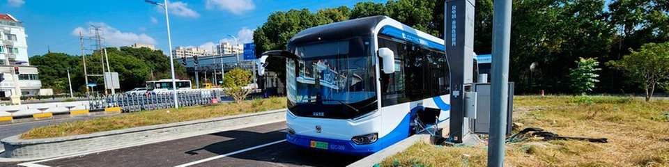 Der autonome On-Demand-Shuttlebus beim Ladestopp.