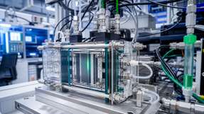 Eine CO2-Elektrolysezelle soll Kohlendioxid direkt in Ethylen und weitere chemische Grundstoffe umwandeln. Forschungsprojekte arbeiten daran, die Technologie effizienter, langlebiger und für größere Anlagen nutzbar zu machen.
