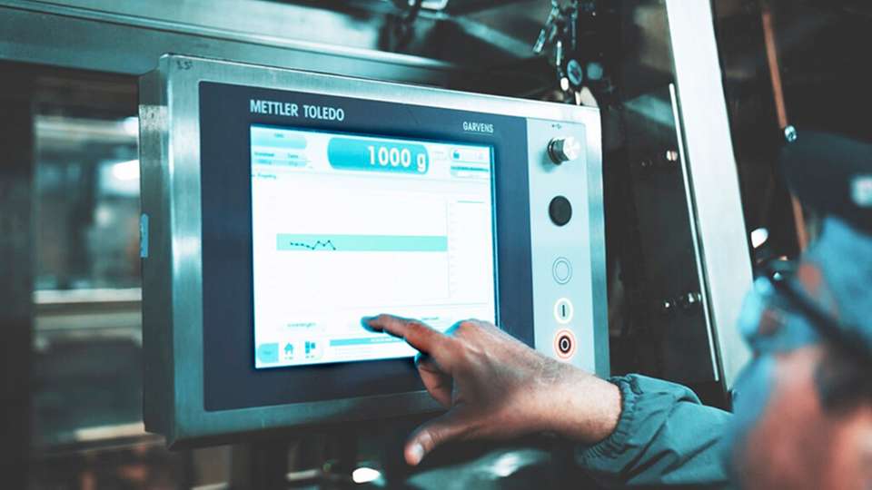Kontrollwaagen von Mettler Toledo liefern präzise Gewichtsdaten, die als Grundlage für eine intelligente Füllmengenregelung dienen.