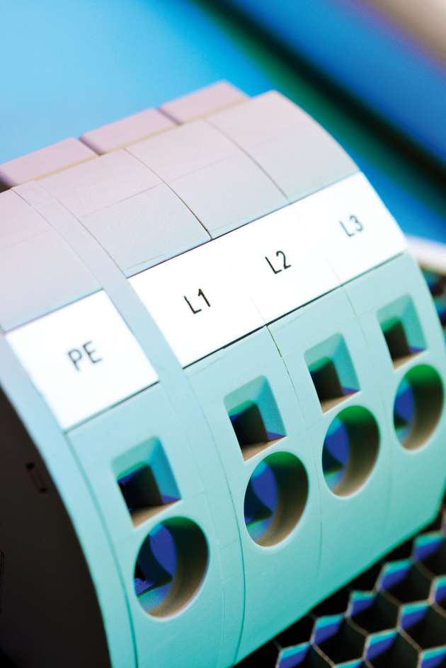 Practical and well-designed: The 45° conductor connection with push-in connection technology for 16 mm² cables transforms the PWO 16 panel feed-through terminal block into a practical and well-designed component for high-current applications.